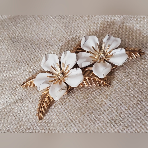 Trifari white gold enamel flower brooch RARE HTF 50's 60's signed vintage estate - Picture 10 of 16